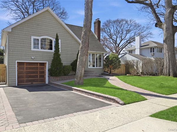 5 Hawthorne Avenue , Merrick, NY 11566