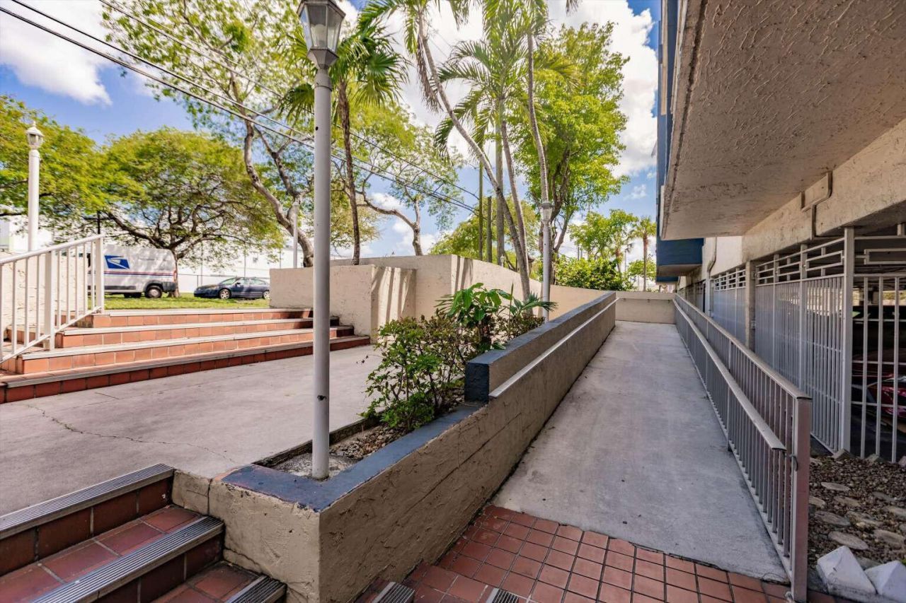16750 NE 10th Avenue, Unit 312, North Miami Beach, FL 33162 Photo