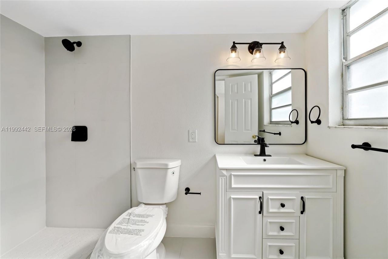 137 Golden Isles Dr, Unit 1214, Hallandale Beach, FL 33009 Photo