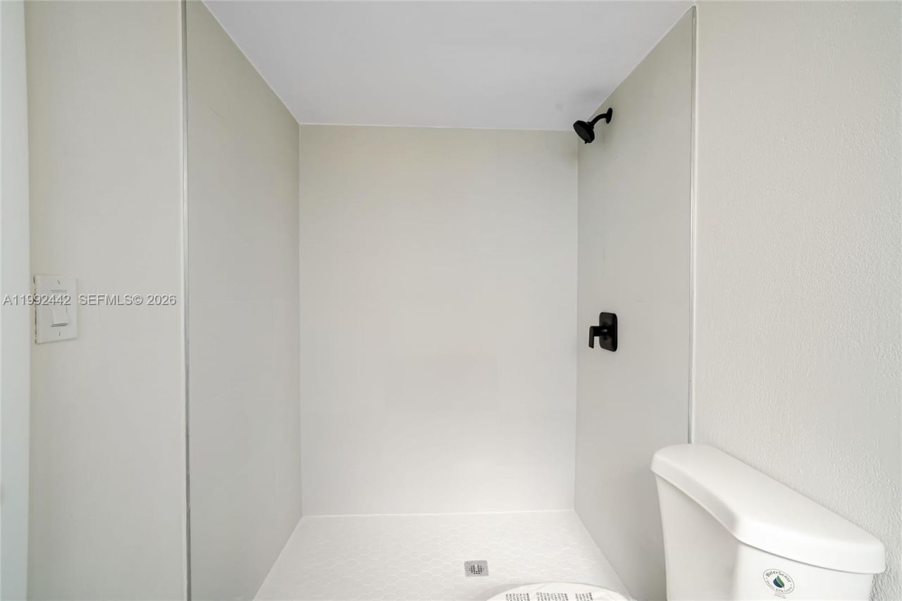 137 Golden Isles Dr, Unit 1214, Hallandale Beach, FL 33009 Photo