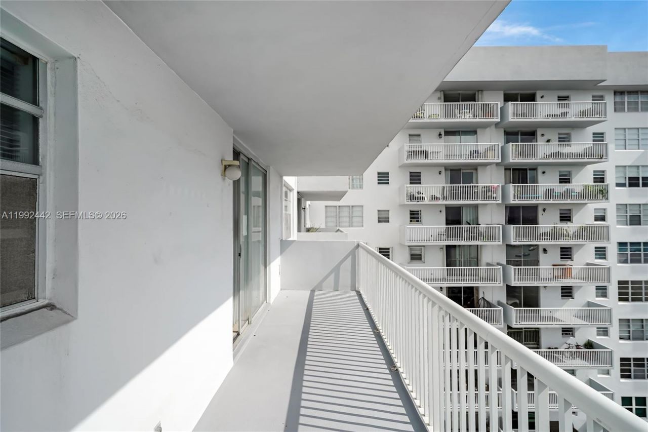 137 Golden Isles Dr, Unit 1214, Hallandale Beach, FL 33009 Photo