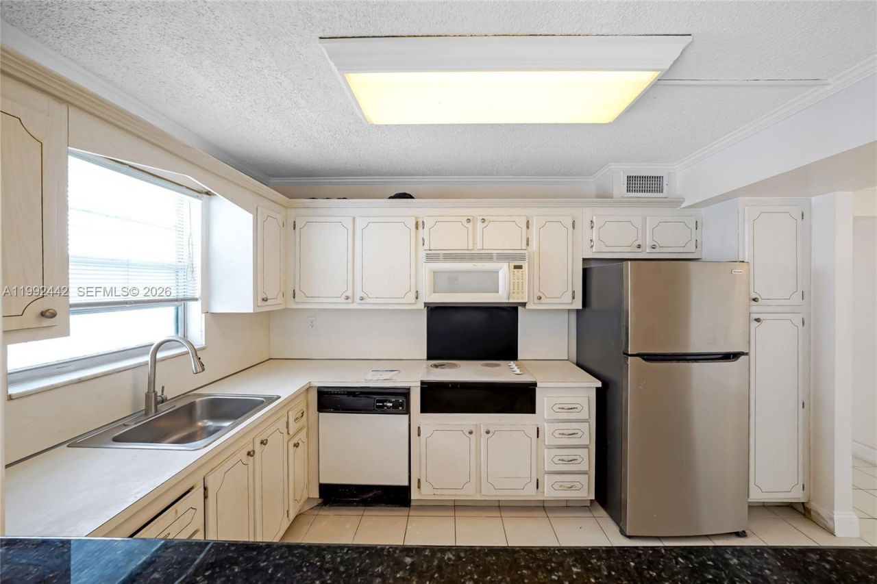 137 Golden Isles Dr, Unit 1214, Hallandale Beach, FL 33009 Photo