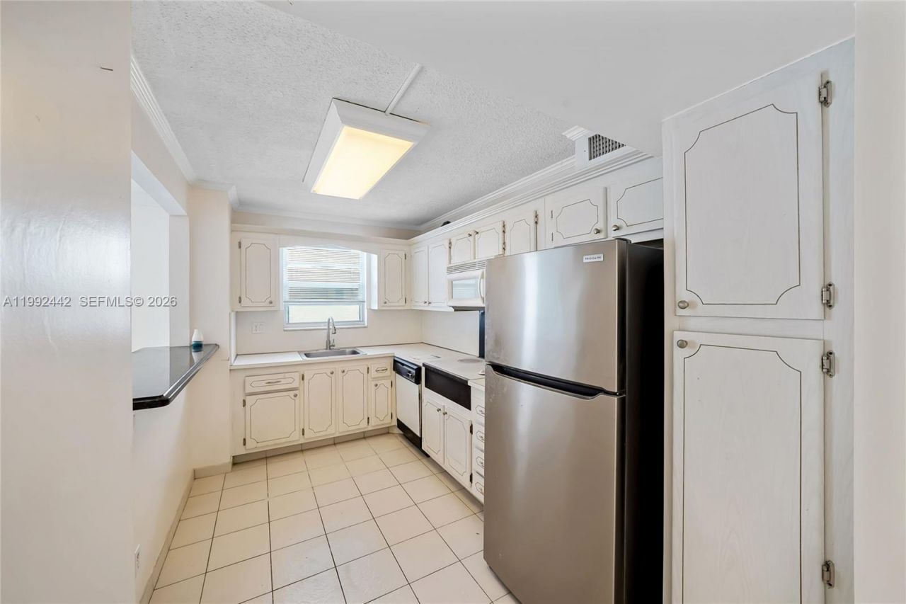 137 Golden Isles Dr, Unit 1214, Hallandale Beach, FL 33009 Photo