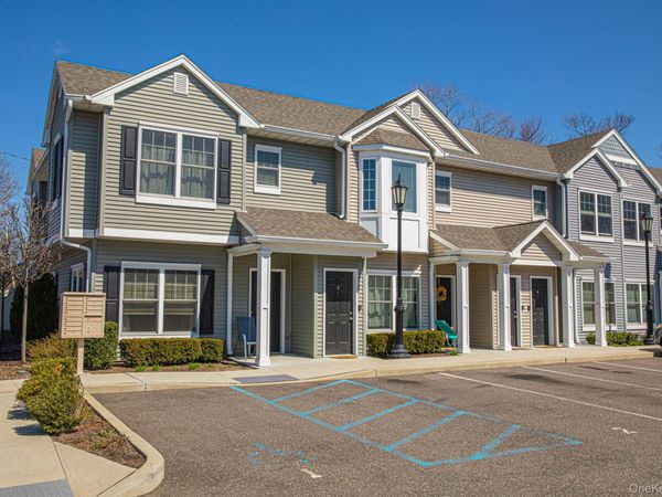 24 Robert Court Street , Amityville, NY 11701