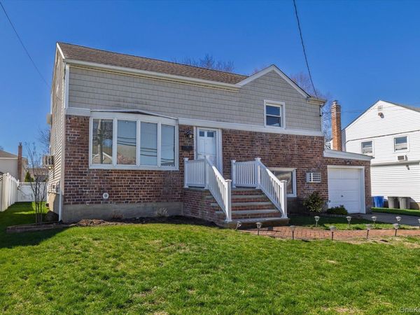 95 Thompson Avenue , Oceanside, NY 11572