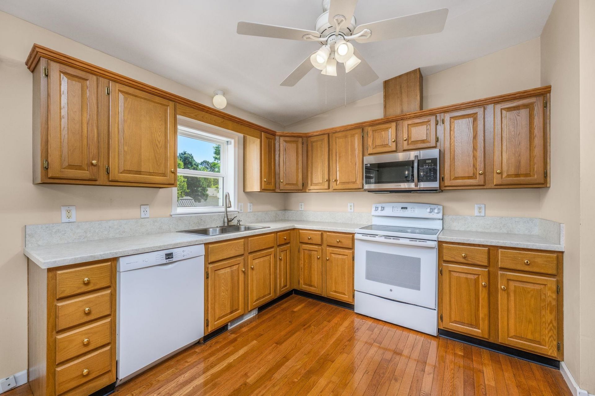 4447 Champlain Dr. Photo 8