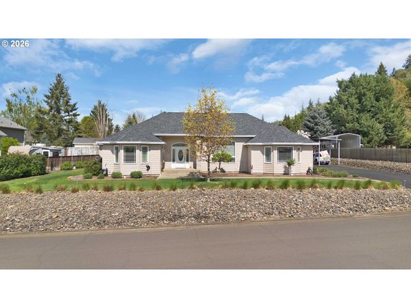 402 MARTHA DR, Winchester, OR 97495