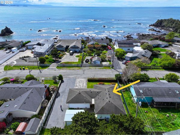 422 BUENA VISTA LOOP, Brookings, OR 97415