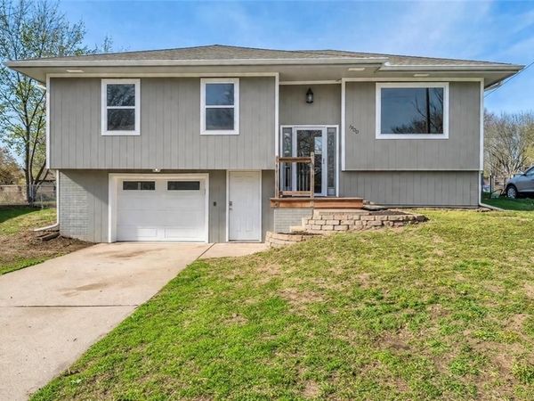 1900 Parkwood Drive, Harrisonville, MO 64701