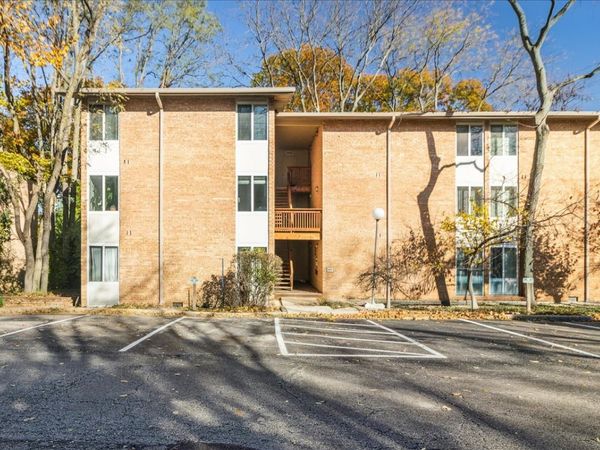 5817 Oakwood Drive , Unit E, Lisle, IL 60532