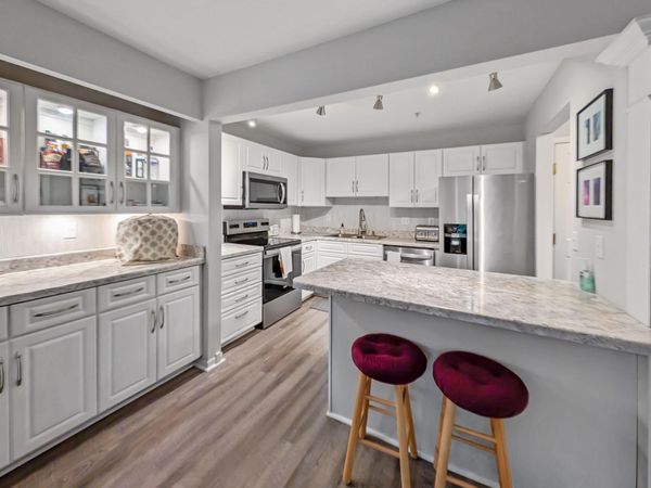 1350 Douglas Drive N, Unit 110, Golden Valley, MN 55422