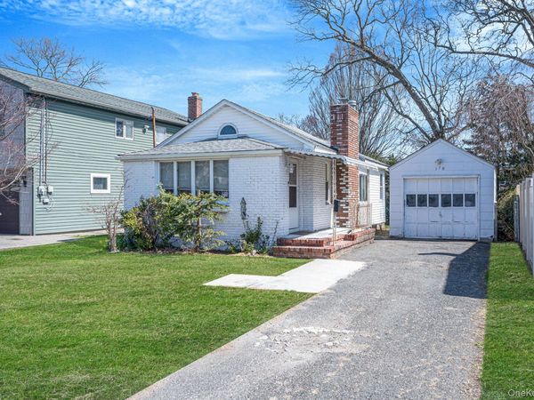170 Beachview Street , Copiague, NY 11726