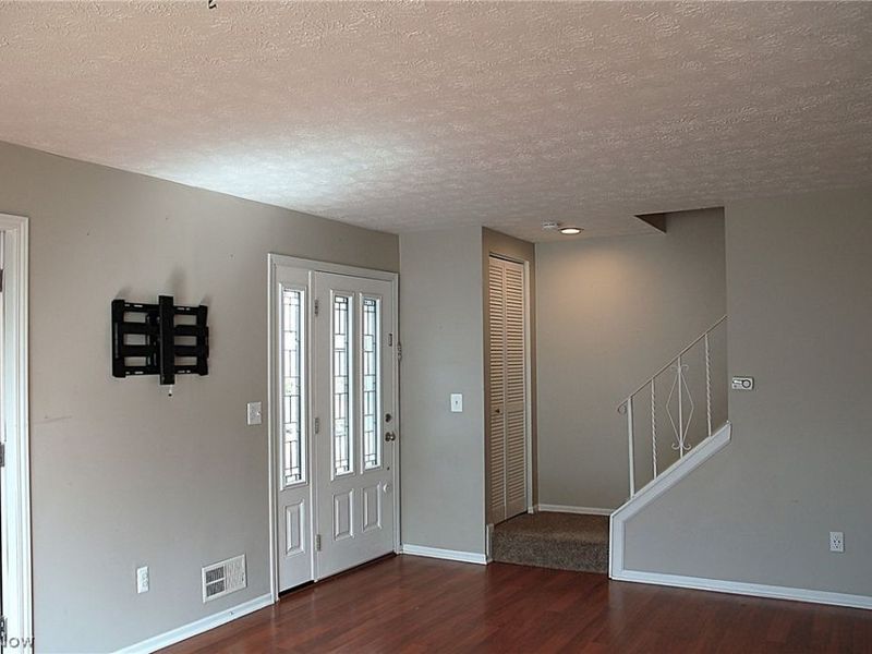 8867 Holly Lane, Olmsted Falls, OH 44138 Photo 4