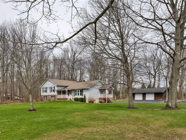 10 N Gait Dr, Grove City, PA 16127