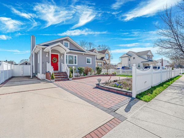 48 Hillside Avenue , Freeport, NY 11520