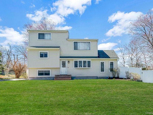 26 Carl Street , Ronkonkoma, NY 11779