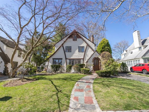 8 Stuart Street , Great Neck, NY 11023