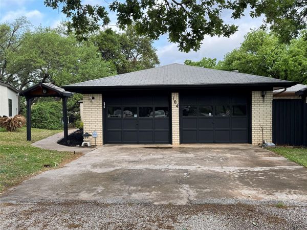 104 Bluebird LN, Highland Haven, TX 78654