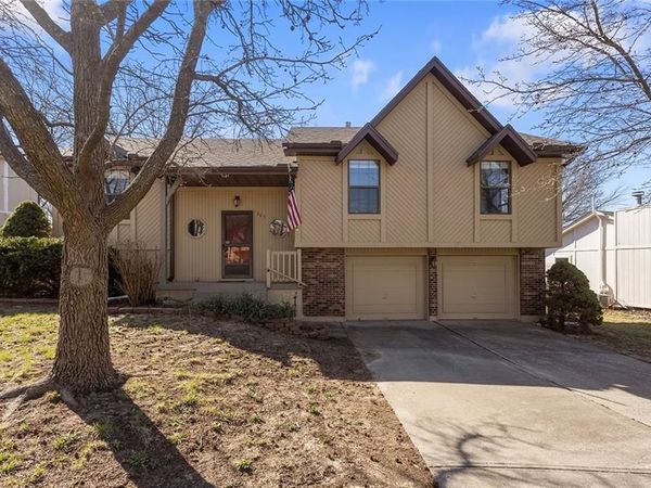 305 SE Bent Tree Drive, Blue Springs, MO 64014