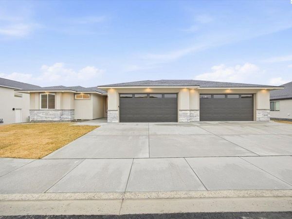825 Thebes St, West Richland, WA 99353