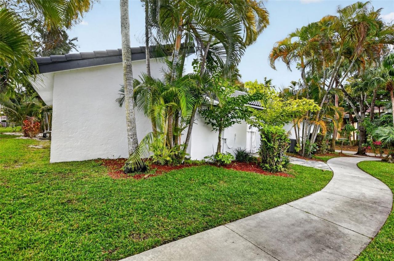 4701 NW 1st Place, Deerfield Beach, FL 33442 Photo