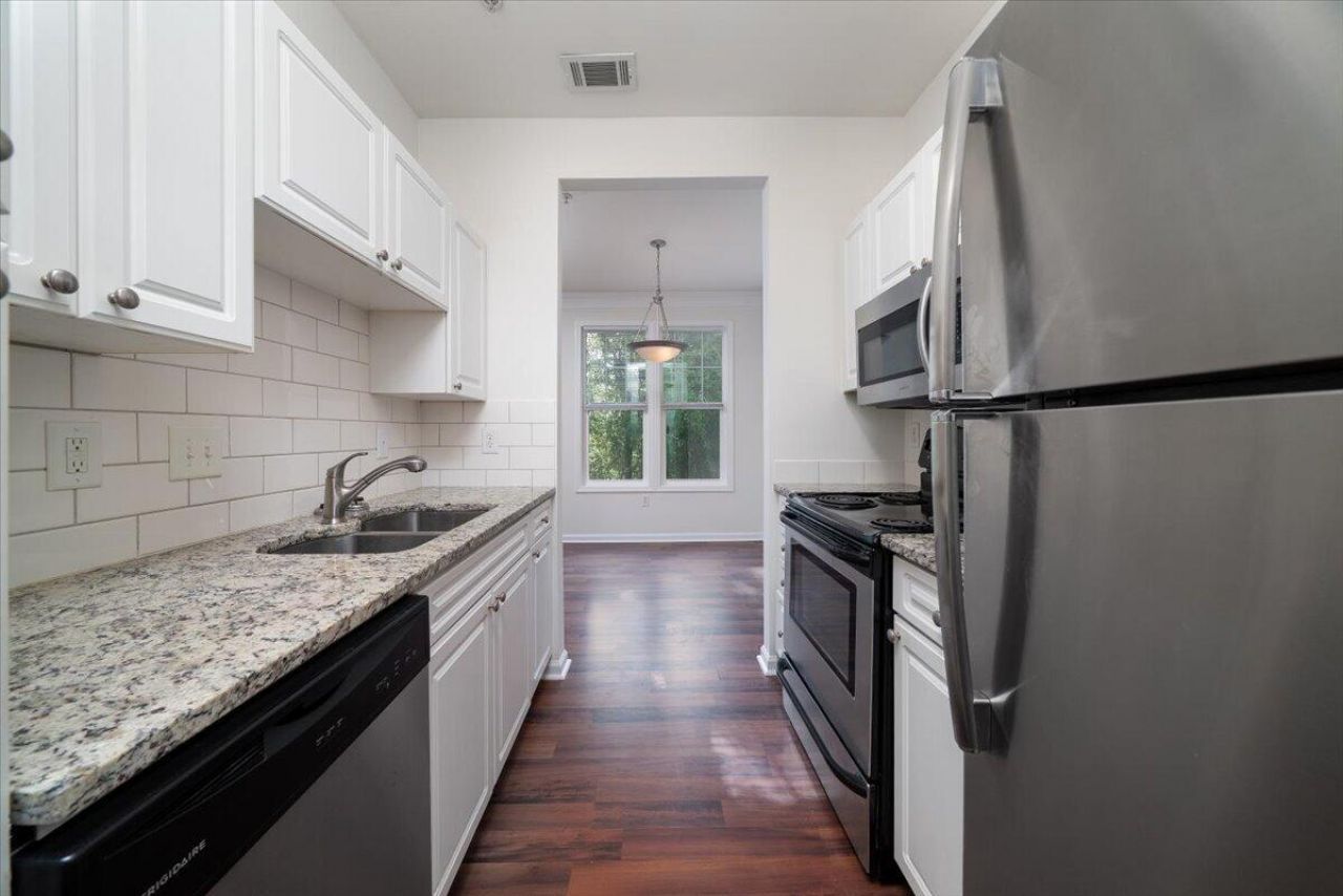 1932 Chatelain Way Photo 6