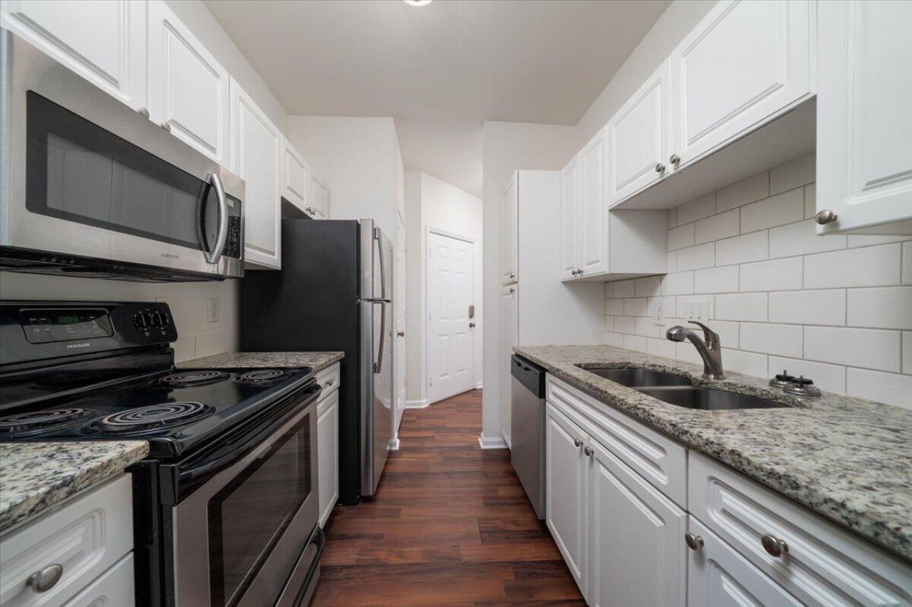 1932 Chatelain Way Photo 7