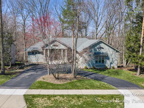 2301 Longmeadow Street NW, Grand Rapids, MI 49504