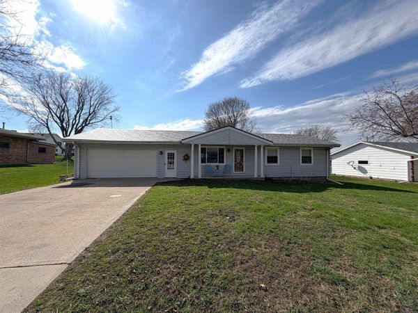 221 N 9th Avenue, Sheldon, IA 51201