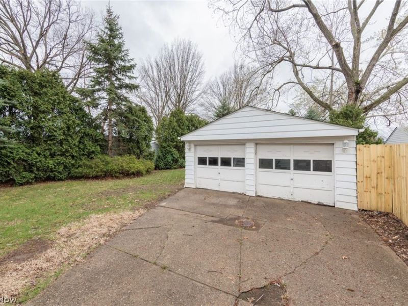 762 E 305th Street, Willowick, OH 44095 Photo 3