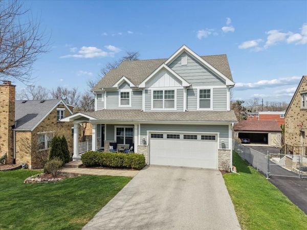 811 Michigan Street , Wheaton, IL 60187