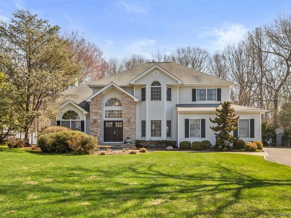 24 Ramsey Court , East Setauket, NY 11733