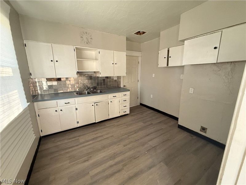 10922 Tacoma Avenue, Cleveland, OH 44108 Photo 7