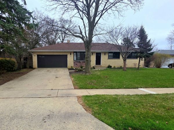 431 Springhill Drive , Roselle, IL 60172