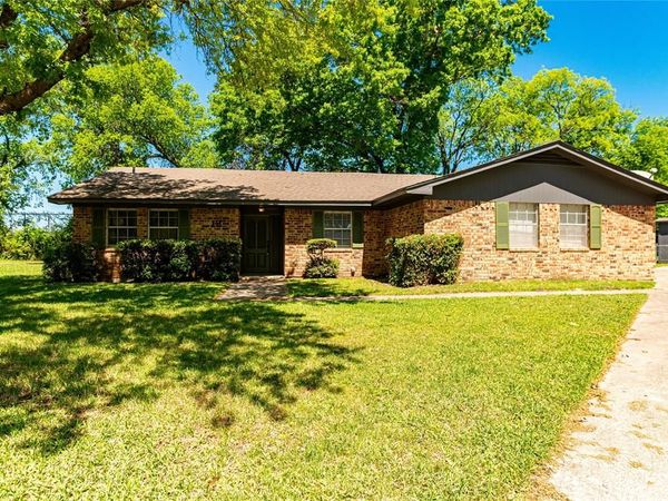 12 Brookhollow Circle, Gainesville, TX 76240