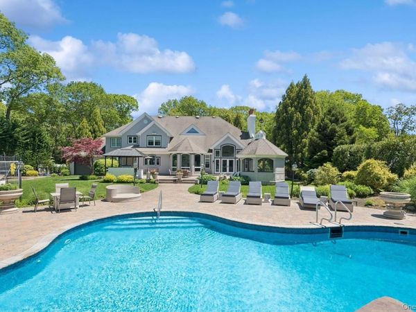 10 Colonial Drive, Smithtown, NY 11787