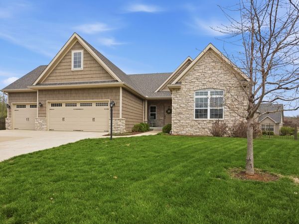 1204 Ashford Court, Mahomet, IL 61853