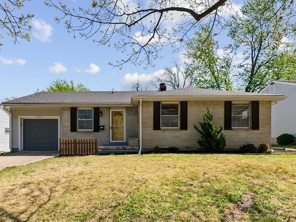 8125 Summit Street, Kansas City, MO 64114