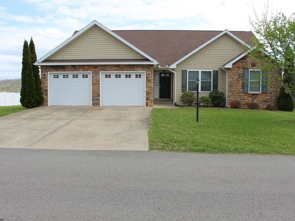 224 Meadow Ponds Lane, Maidsville, WV 26541