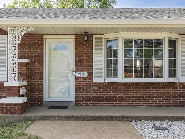 7413 Ray Avenue , St Louis, MO 63116