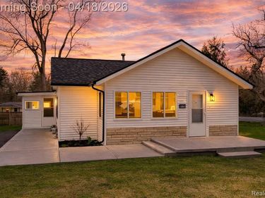 2514 Barton Street, Commerce Twp, MI 48382