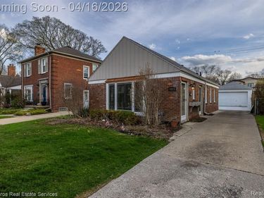 1423 Hollywood Avenue, Grosse Pointe Woods, MI 48236