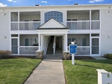 2775 S Knightsbridge Circle, Ann Arbor, MI 48105