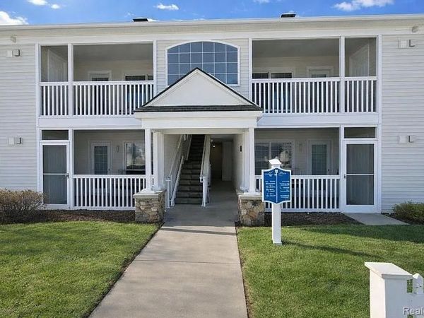 2775 S Knightsbridge Circle, Ann Arbor, MI 48105