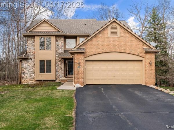 5146 Lagoons Circle, West Bloomfield Twp, MI 48323