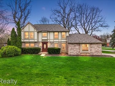 22797 Shadowglen Drive, Farmington Hills, MI 48335