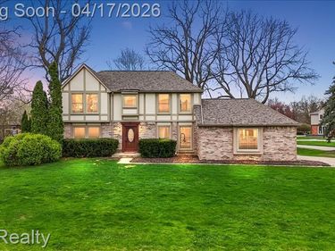 22797 Shadowglen Drive, Farmington Hills, MI 48335