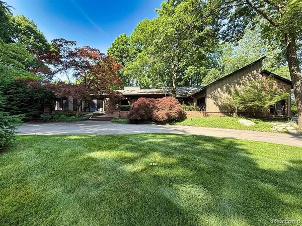 275 Pine Ridge Drive, Bloomfield Hills, MI 48304
