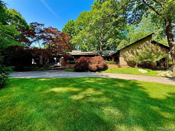 275 Pine Ridge Drive, Bloomfield Hills, Mi 48304