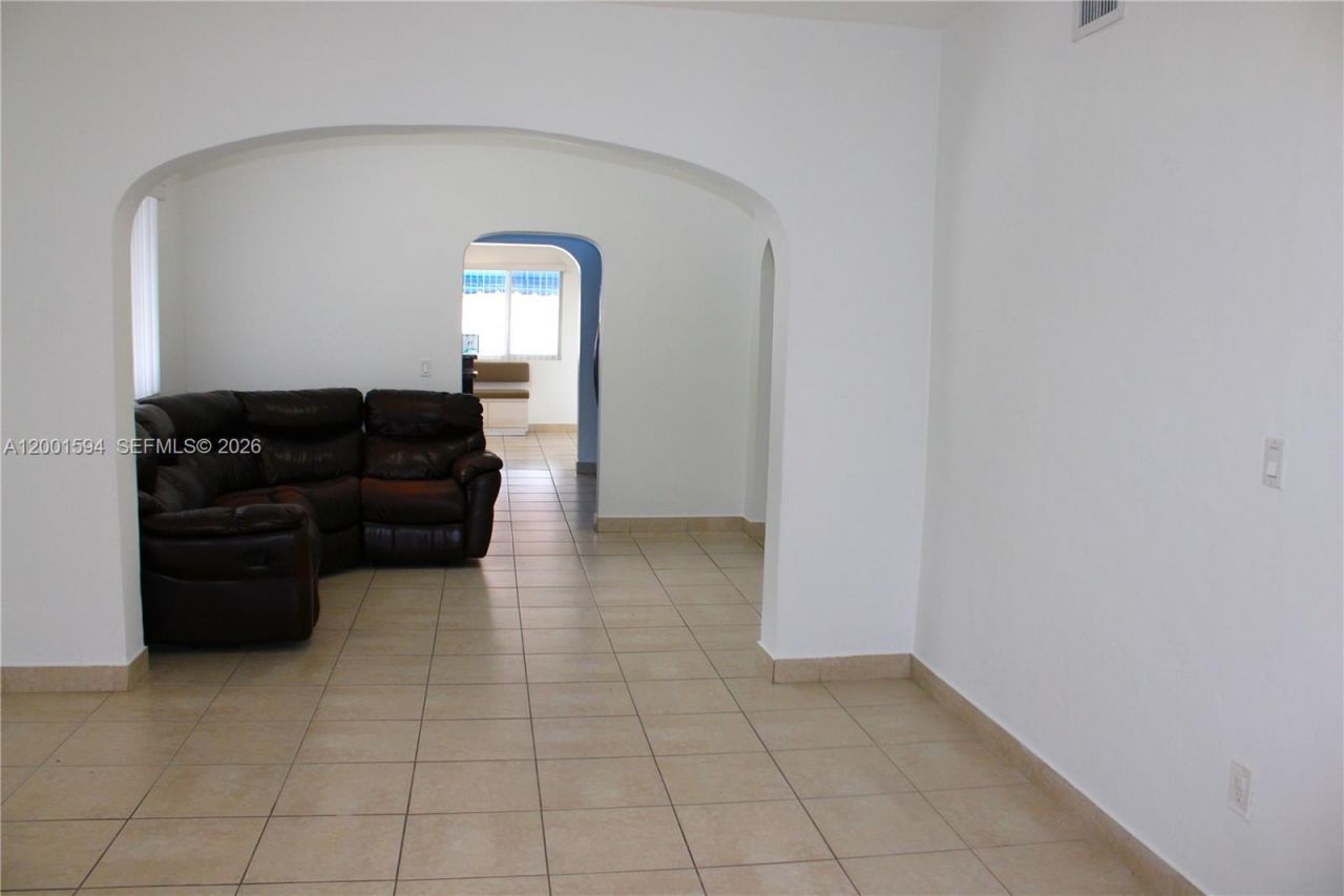 2253 SW 10th St, Miami, FL 33135 Photo